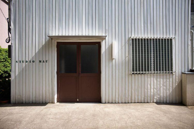 スタジオ前に駐車場2台