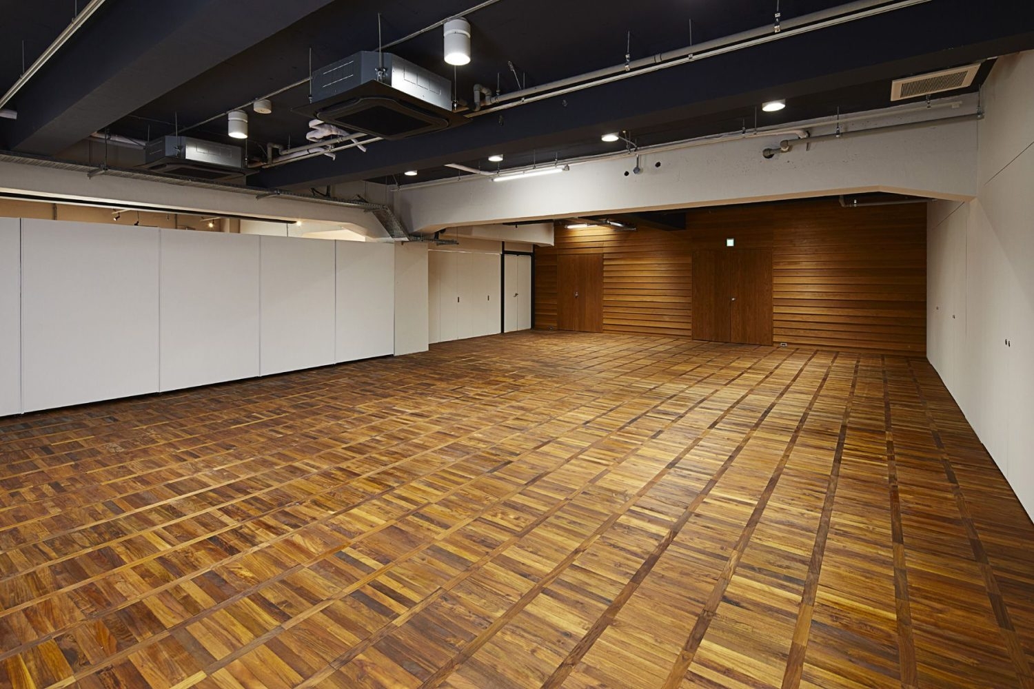 space1とホワイエを区切った画