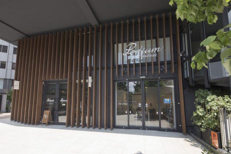 右の自動ドアが入口