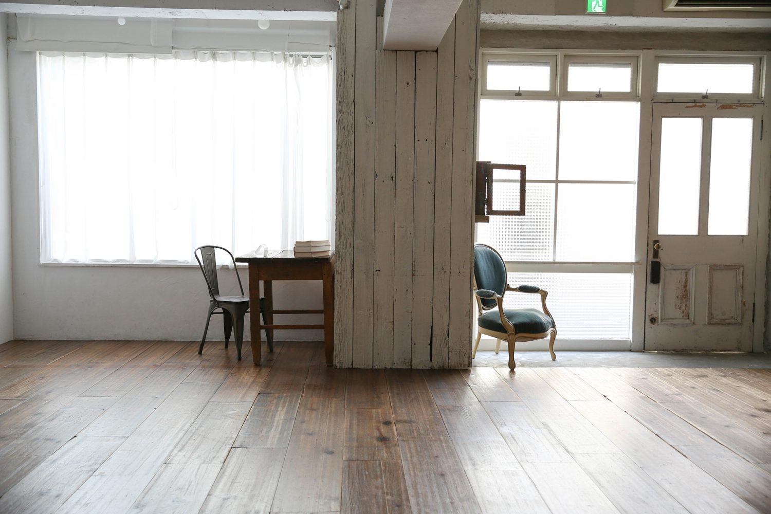 南側   白壁 / 窓