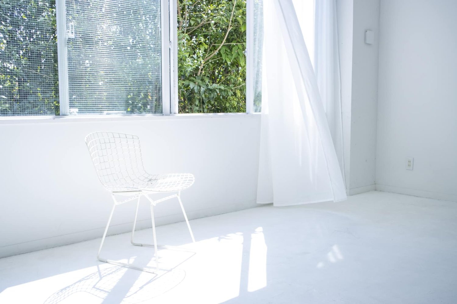 WHITE シンプルなカーテンが常設
