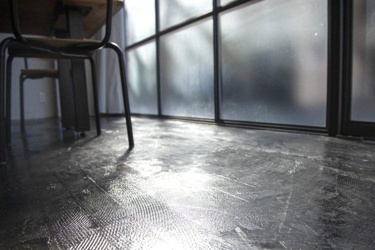 黒く塗装したモルタル床の質感
