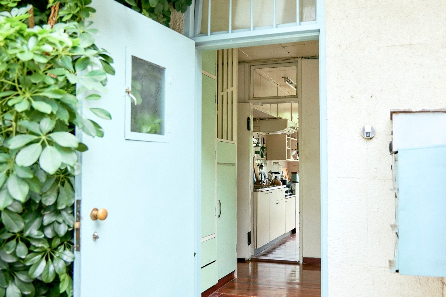 Kitchen 玄関側から