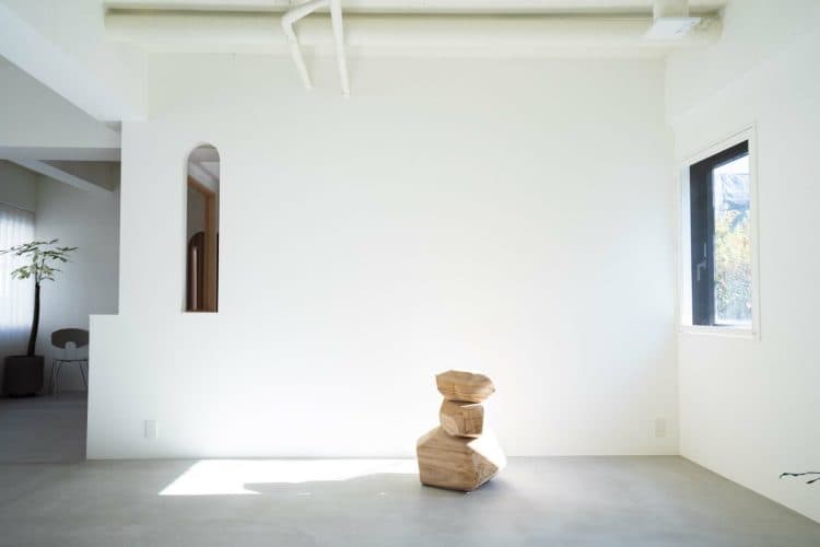 窓際の白壁には撮影のアクセントになるアーチ開口