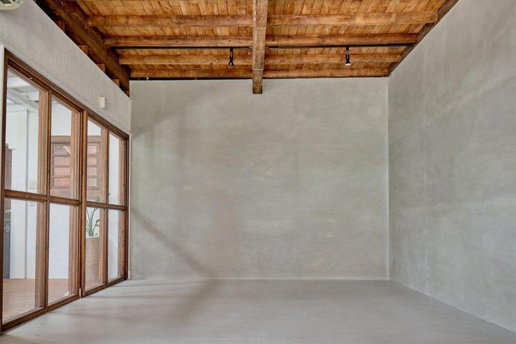 コンクリート調の塗り壁