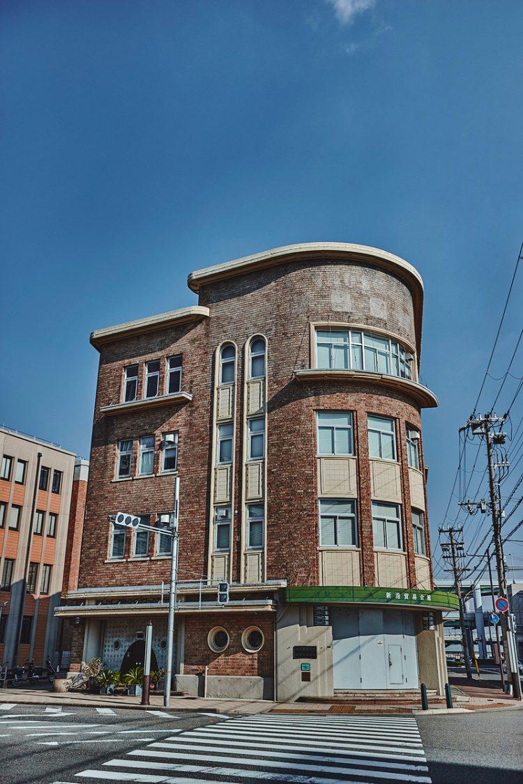 アールが特徴的な外観 西側