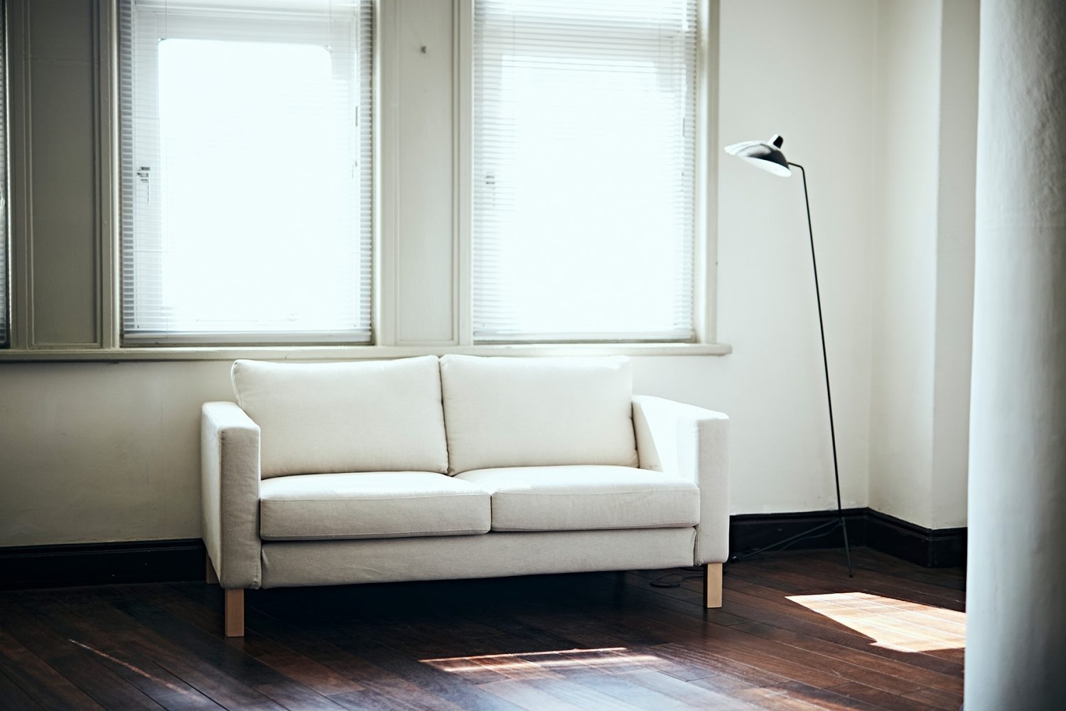 布張りの2人掛けソファ