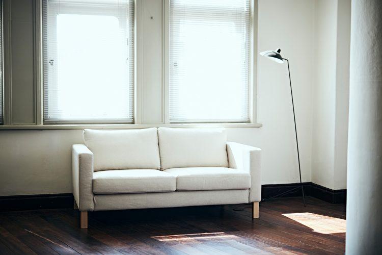 布張りの2人掛けソファ