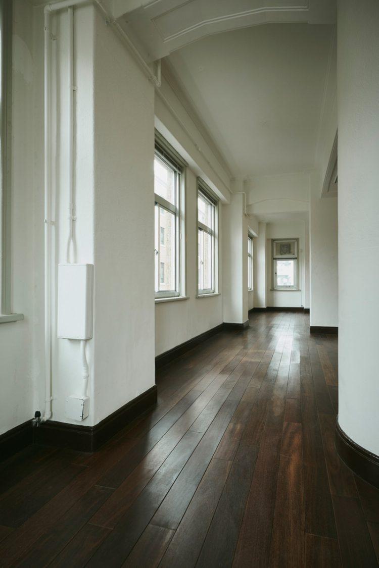 フレームのように立つ柱