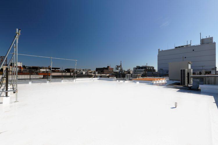 オプション:全面白い床の広さ約360㎡の屋上