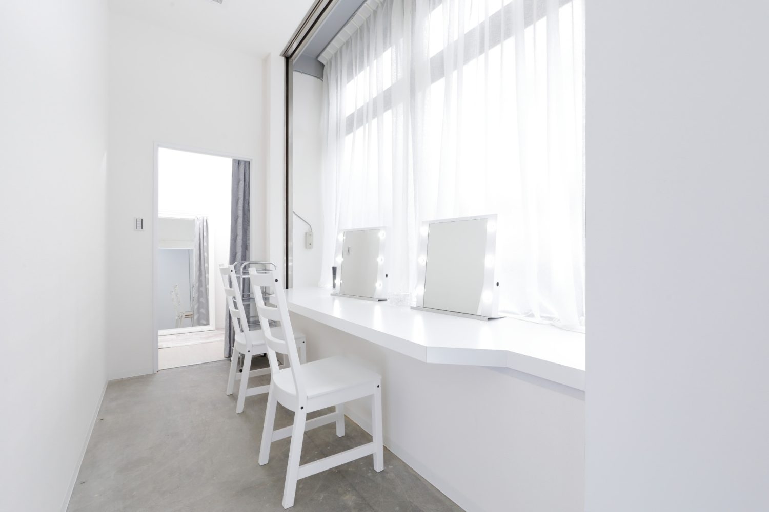 明るいメイク室には2台のドレッサー