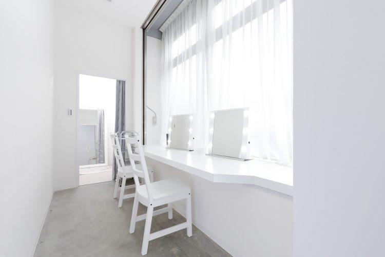 明るいメイク室には2台のドレッサー