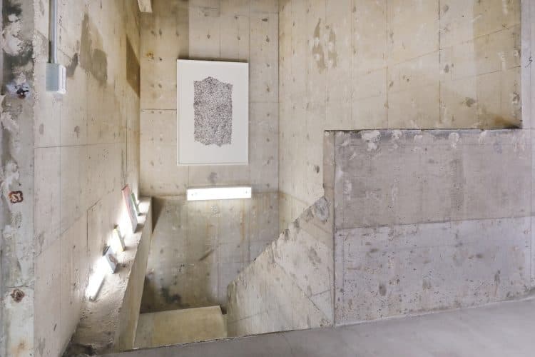 撮影可能な2mの絵画がある共用部の階段
