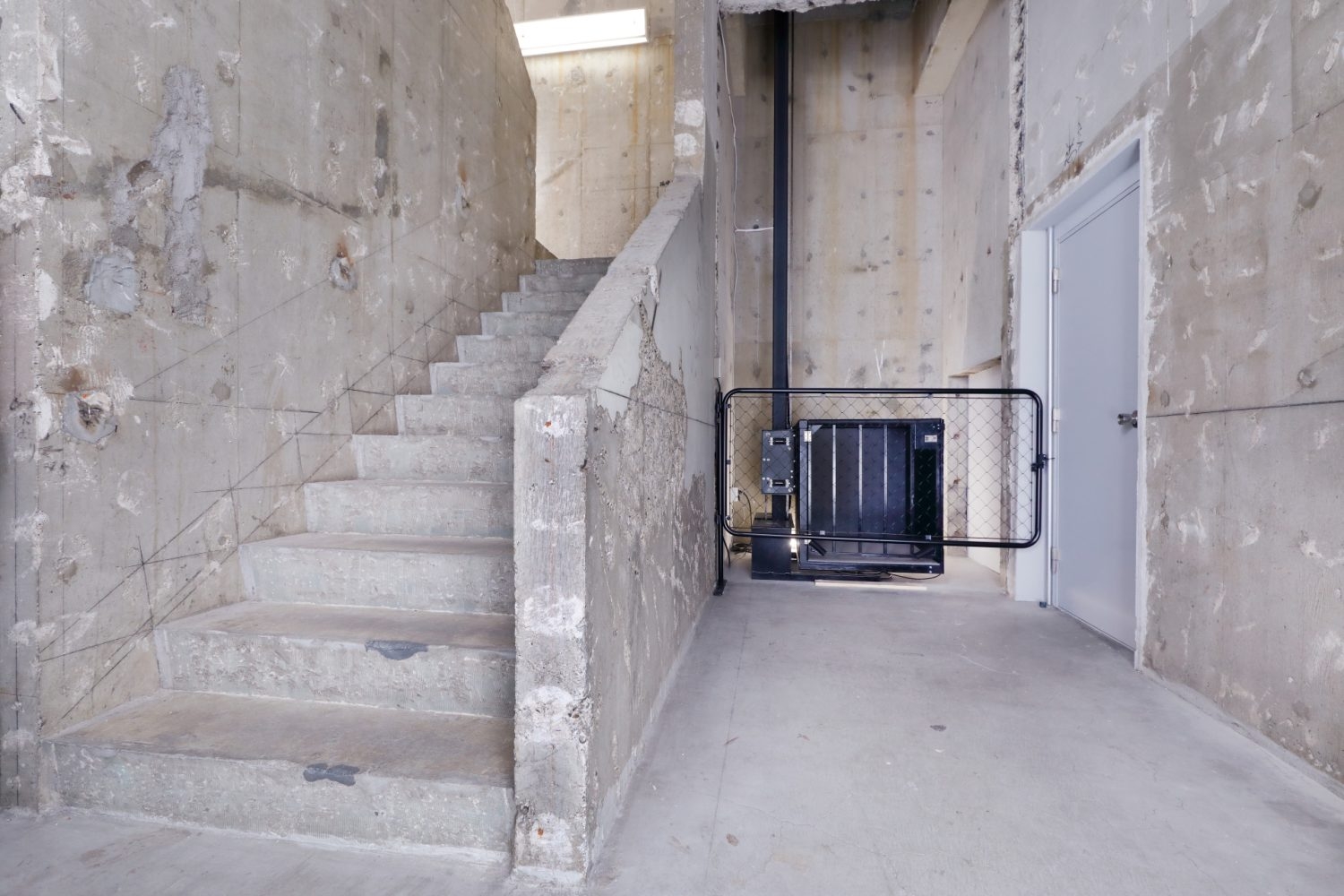 撮影可能な共用部の階段横には貨物昇降機も