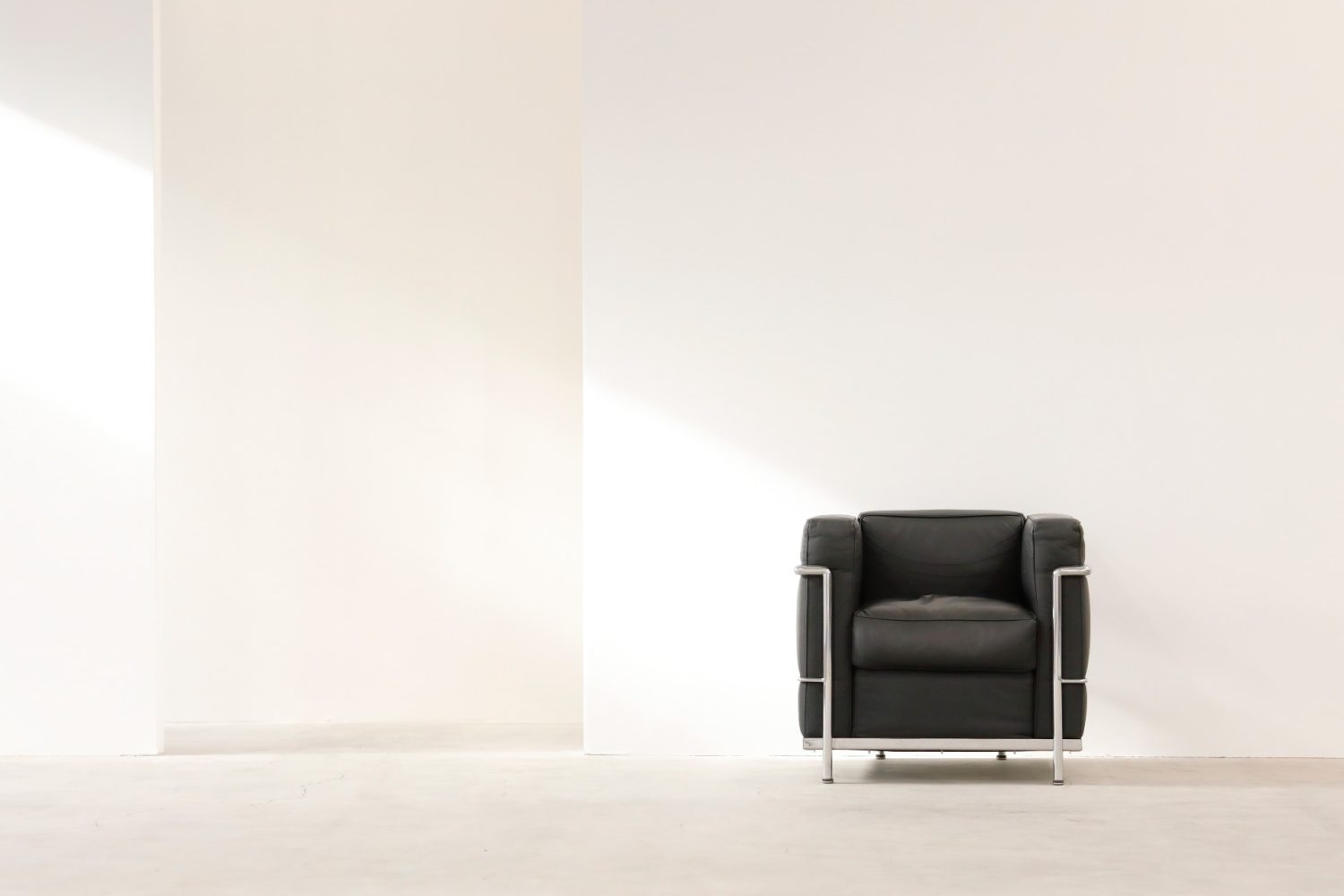 やわらかい日が差し込む高さ3.4mの白壁