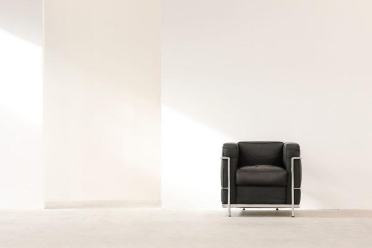 やわらかい日が差し込む高さ3.4mの白壁