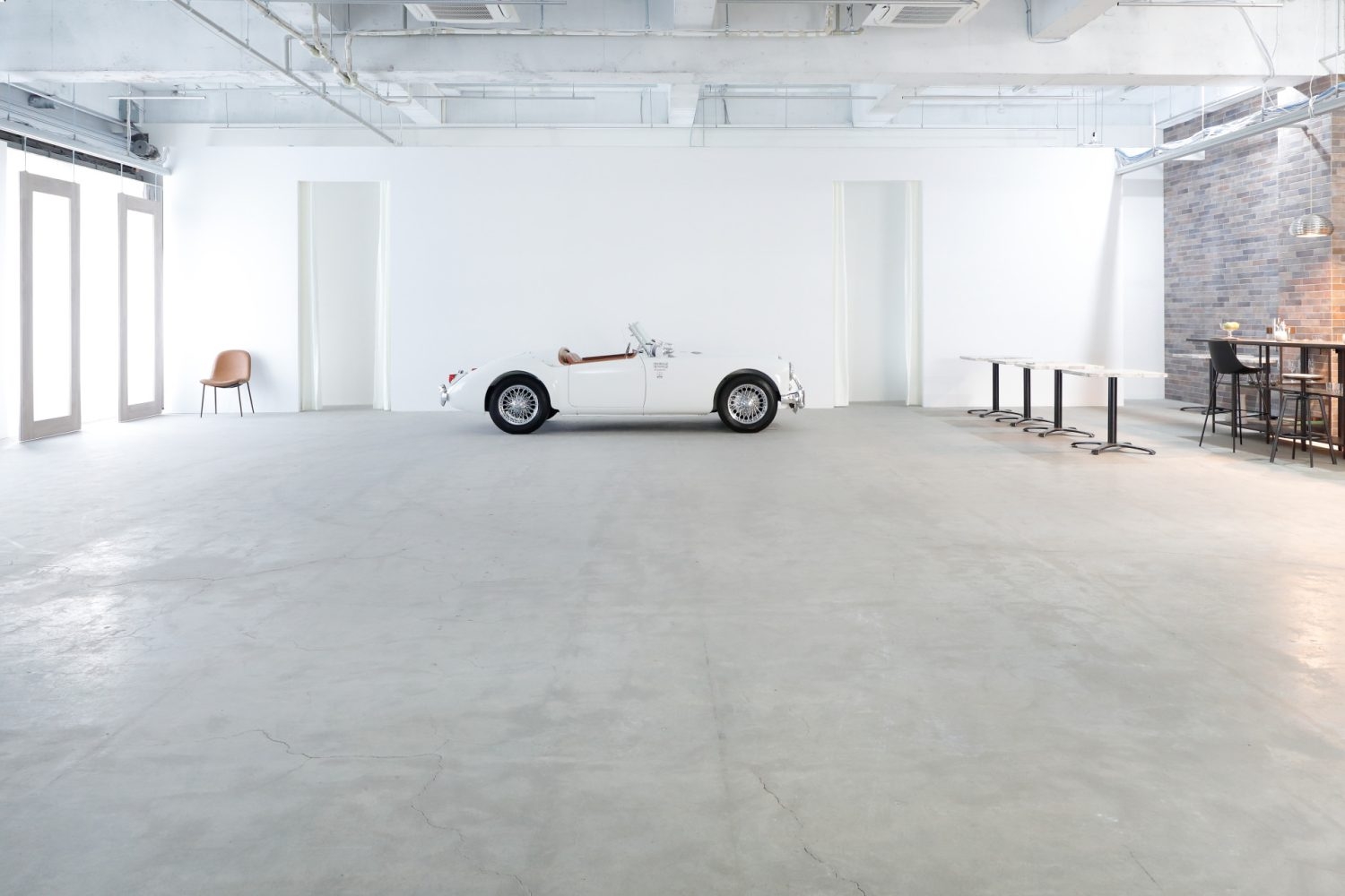 幅12mの白壁には上手下手に大きな開口