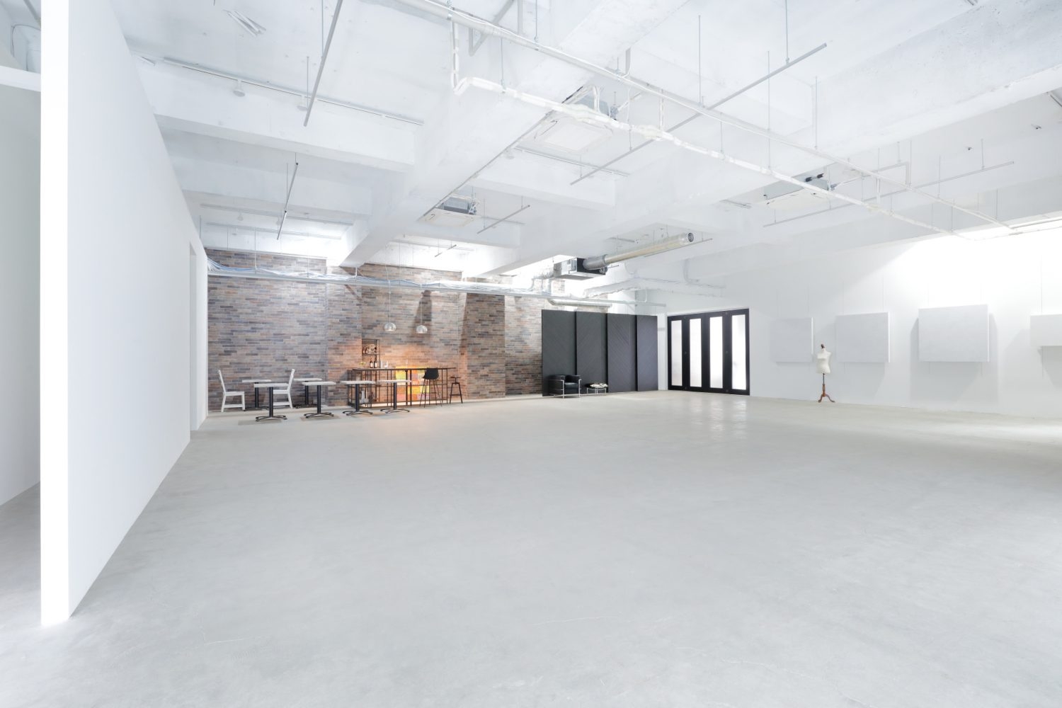 モルタルの床が統一された世界観を構成