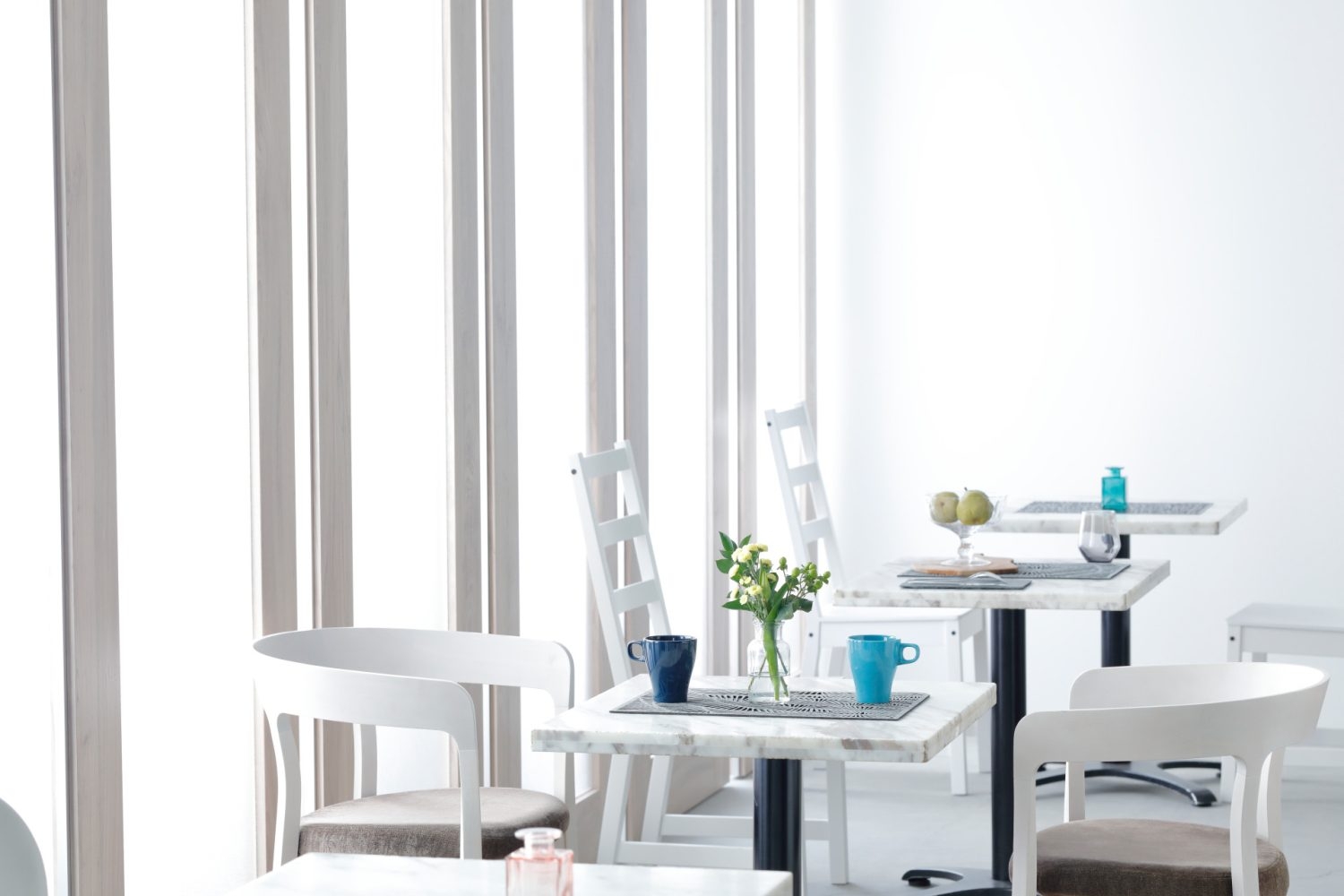 すりガラスの窓際でカフェシーンを演出