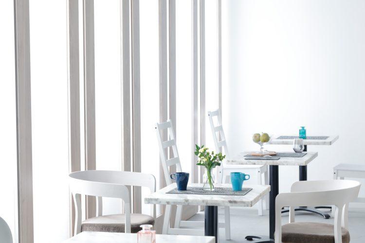 すりガラスの窓際でカフェシーンを演出