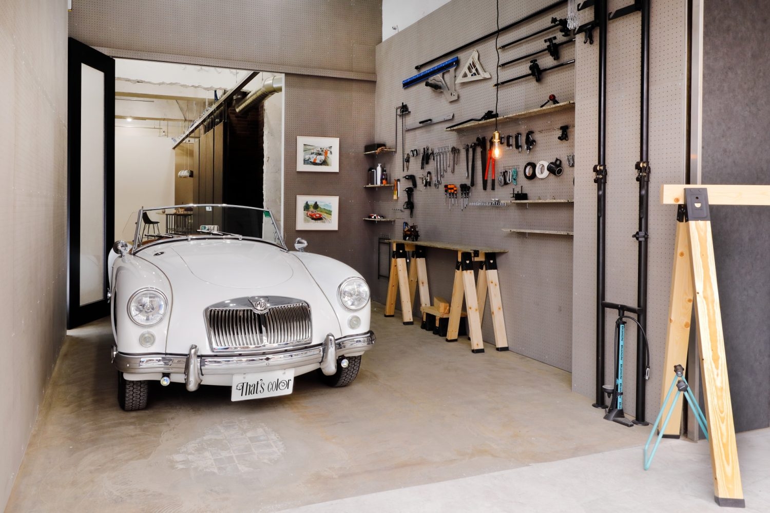 有孔ボードとこだわりの工具でガレージを演出