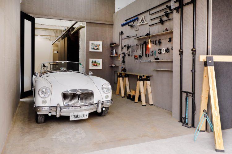 有孔ボードとこだわりの工具でガレージを演出