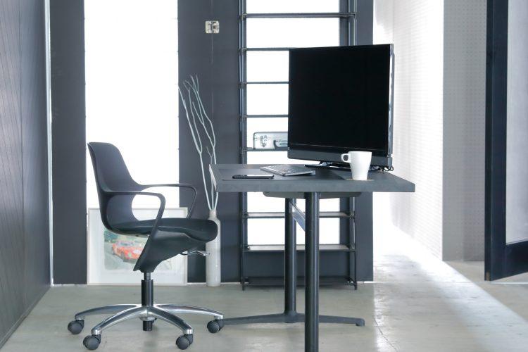 黒で統一されたクールなオフィスシーン