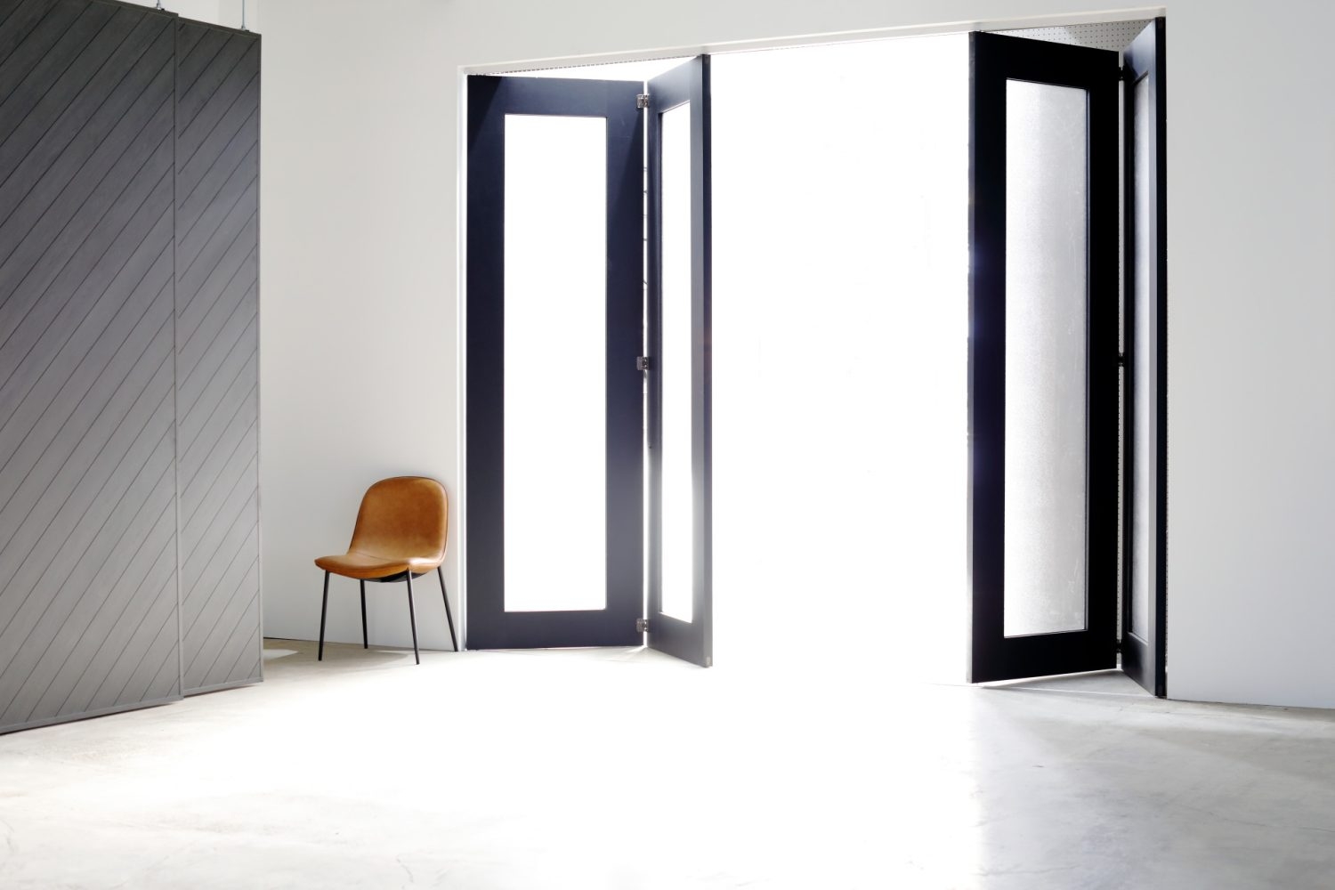 1st入口の折れ戸は幅3.4m高さ2.7m