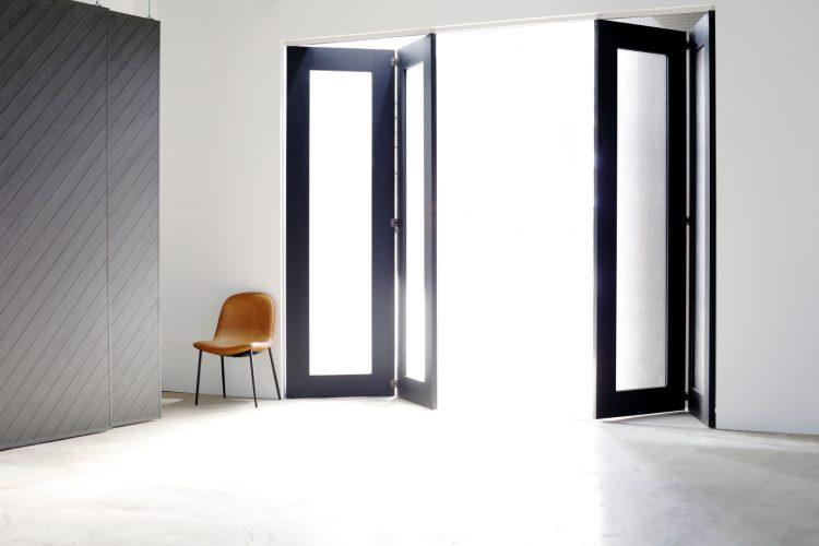 1st入口の折れ戸は幅3.4m高さ2.7m