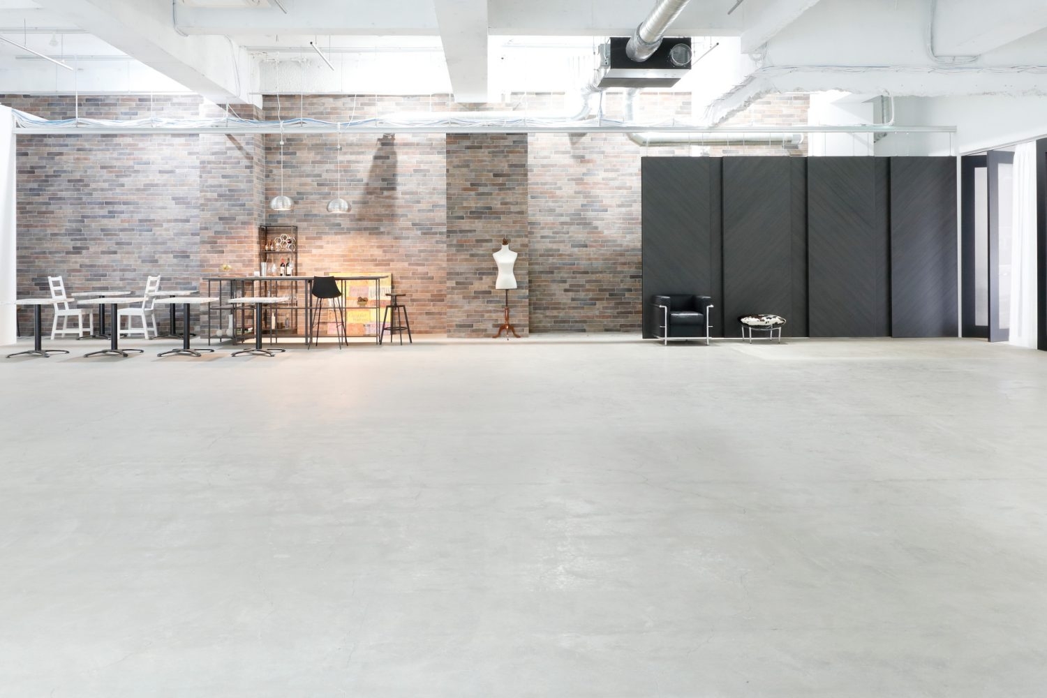 幅15m高さ4mのブリックタイル壁