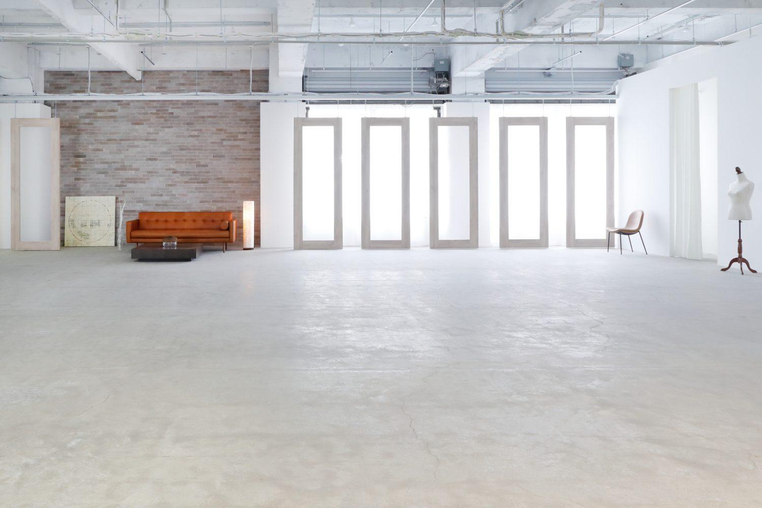 大きな窓とスライド式のすりガラスパネル