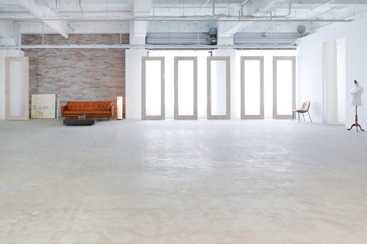 大きな窓とスライド式のすりガラスパネル