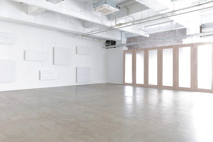 白パネルとすりガラスでコーナーをアレンジ