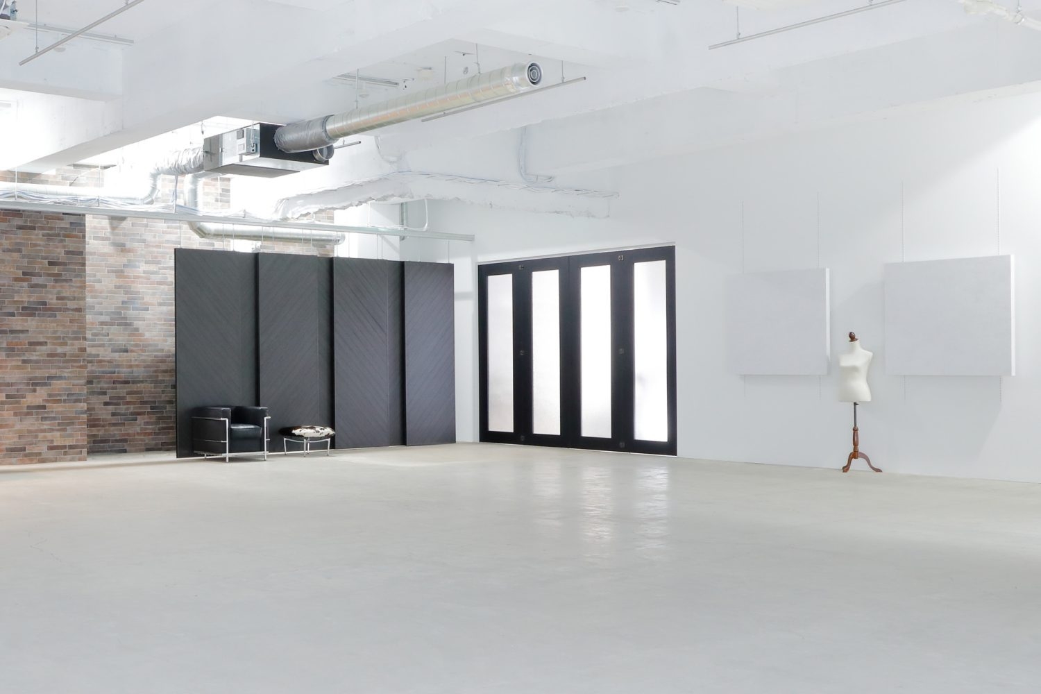 黒パネルと折れ戸でクールなコーナーを