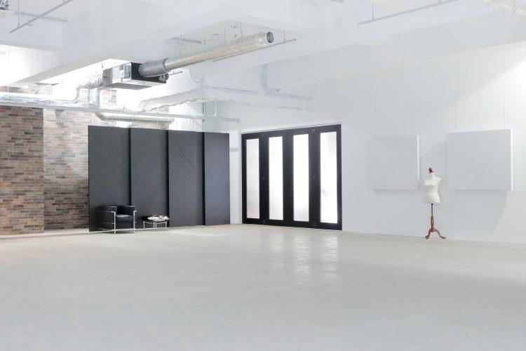 黒パネルと折れ戸でクールなコーナーを