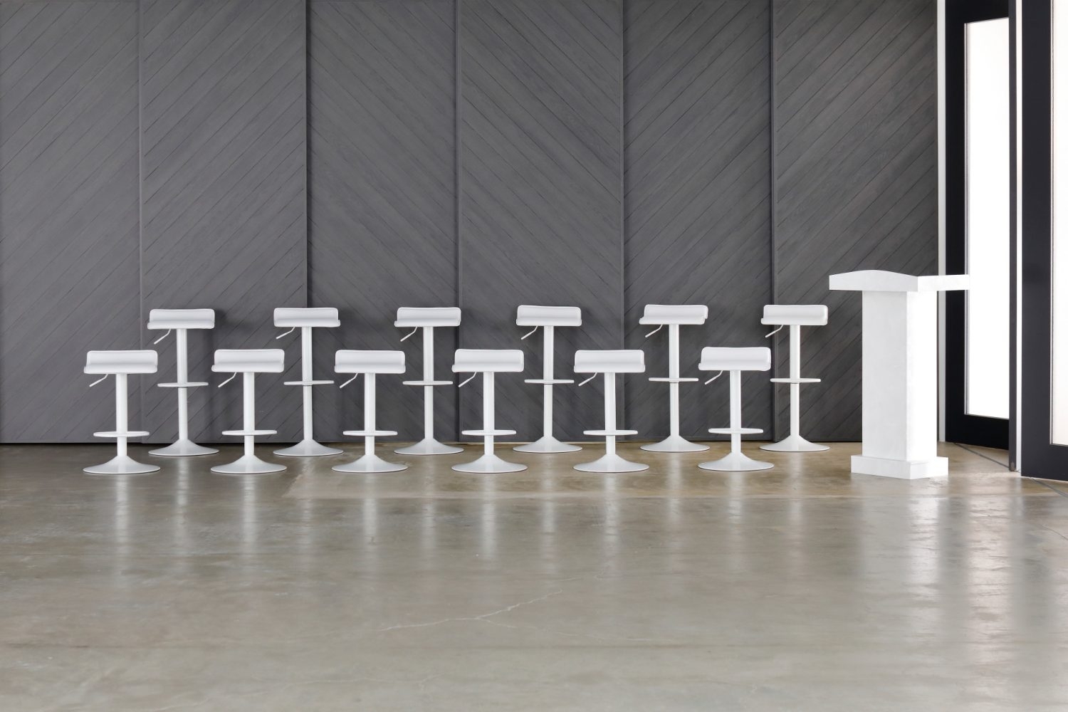 ひな壇可能な12脚の昇降チェア