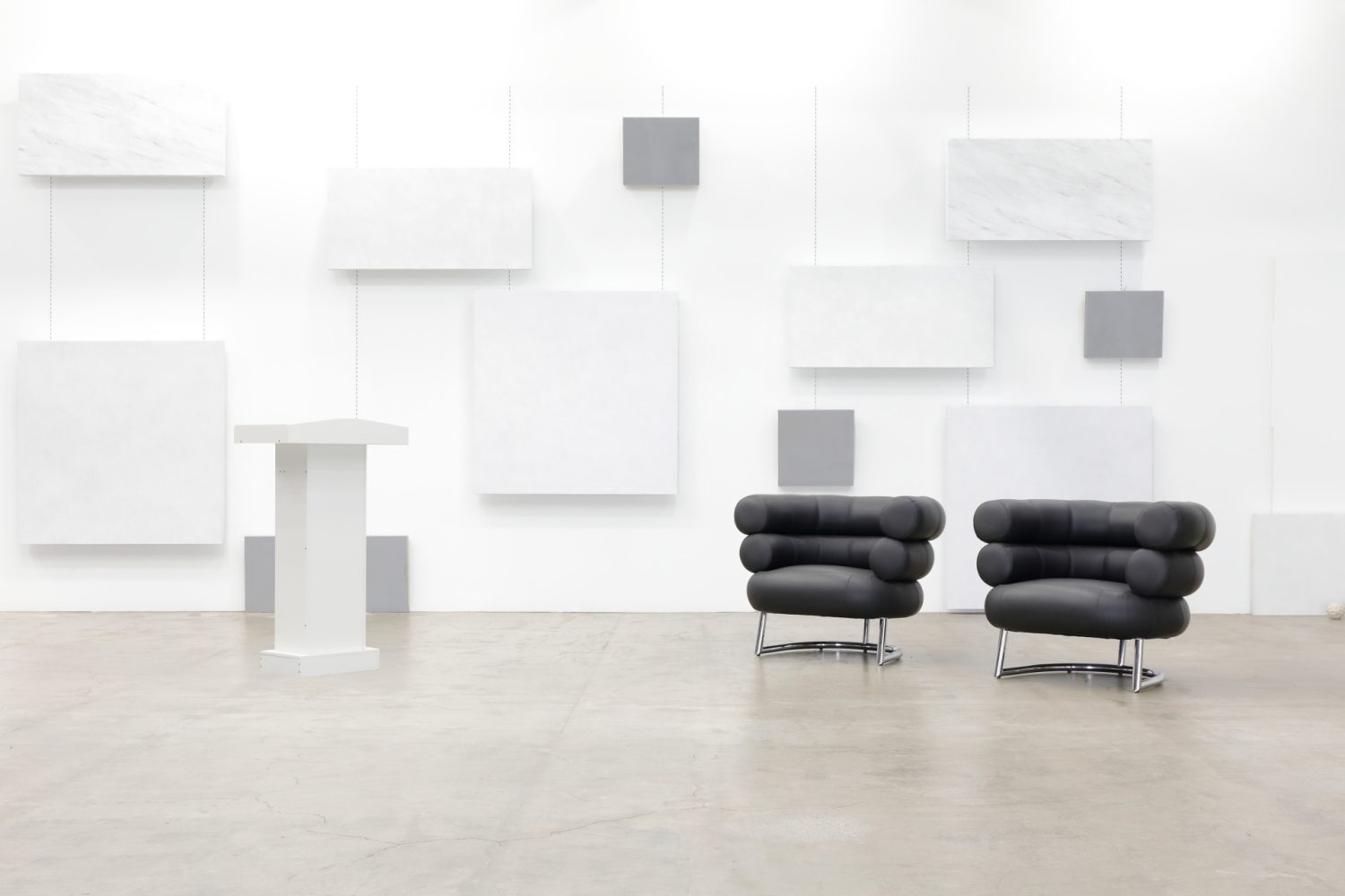 MC台と上質な椅子での対談シーン