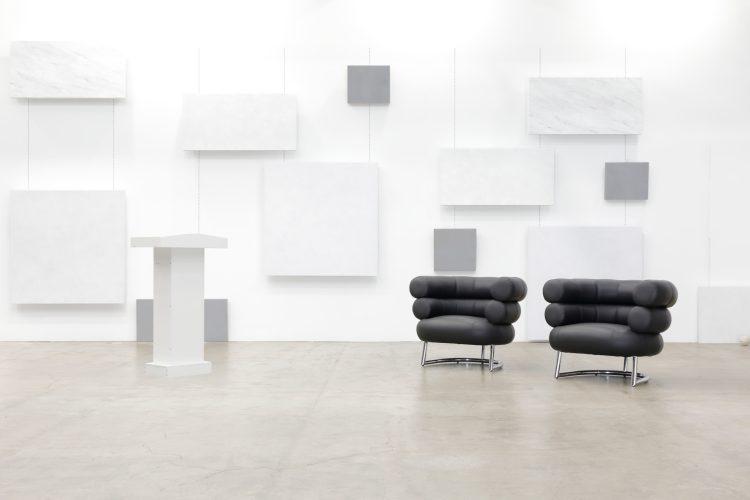 MC台と上質な椅子での対談シーン