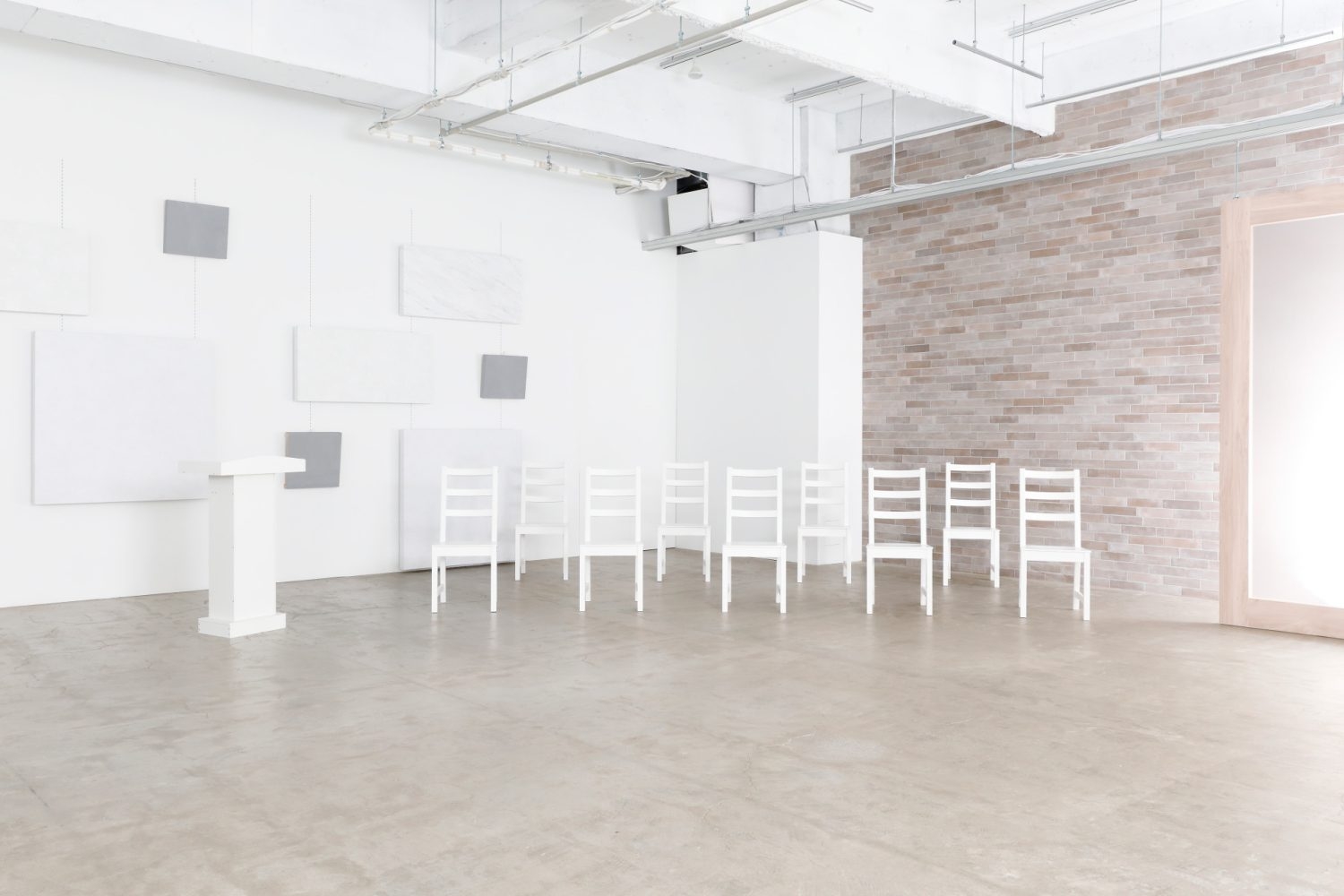 豊富な椅子で大人数のインタビューも可能