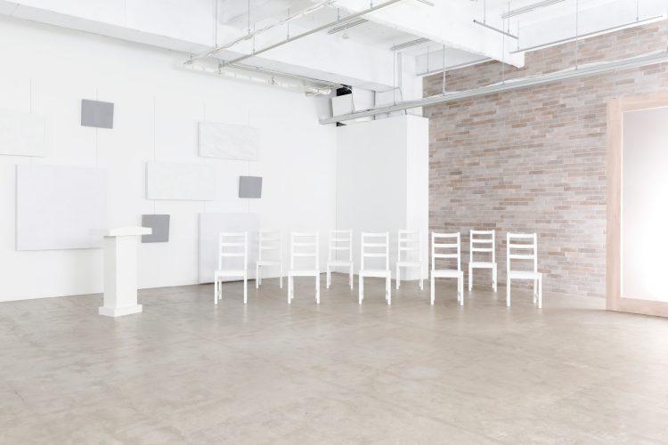 豊富な椅子で大人数のインタビューも可能