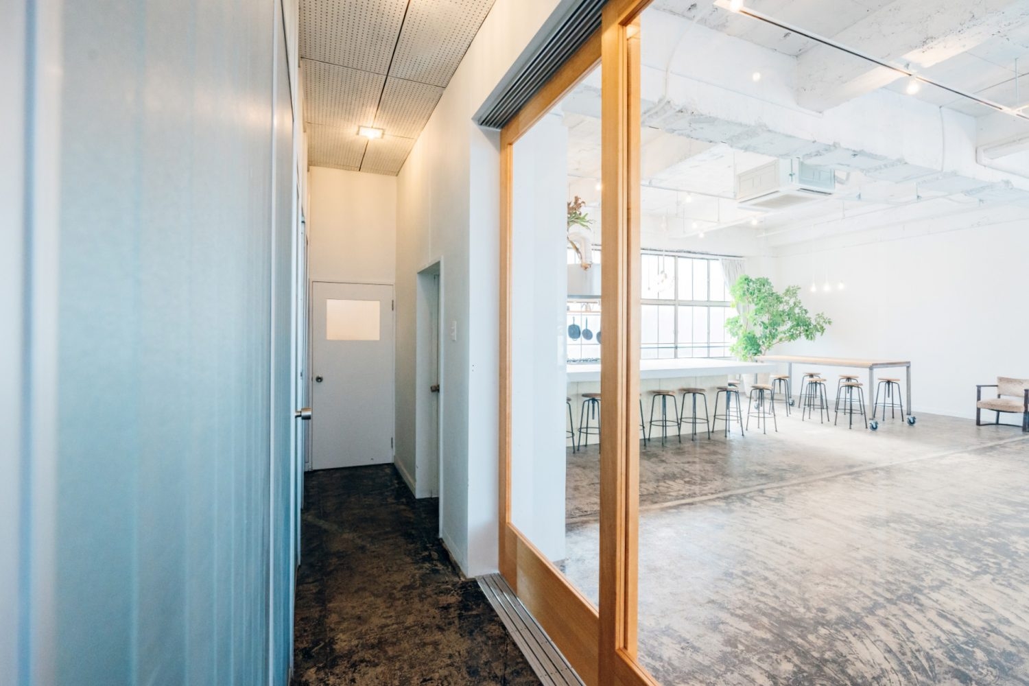 エントランス側から室内