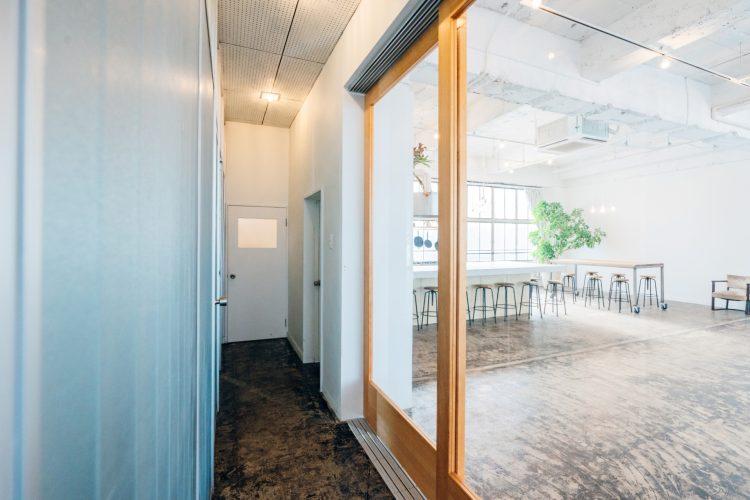 エントランス側から室内