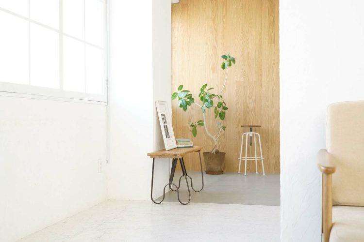 奥行きのある西側の窓