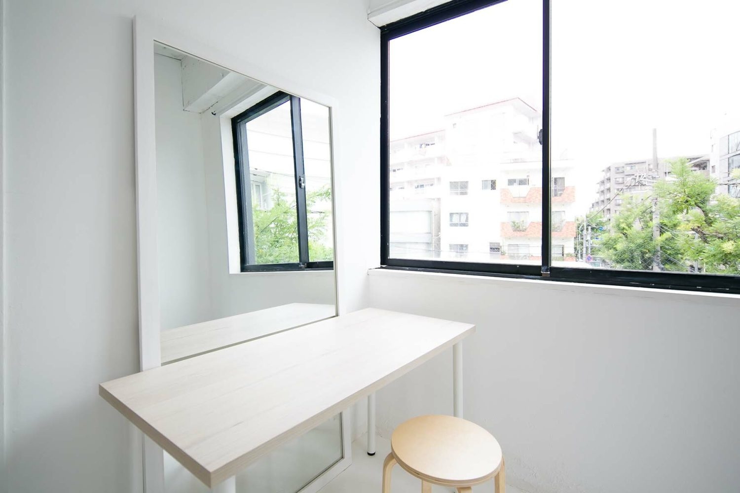 カーテンで仕切れるメイクルーム