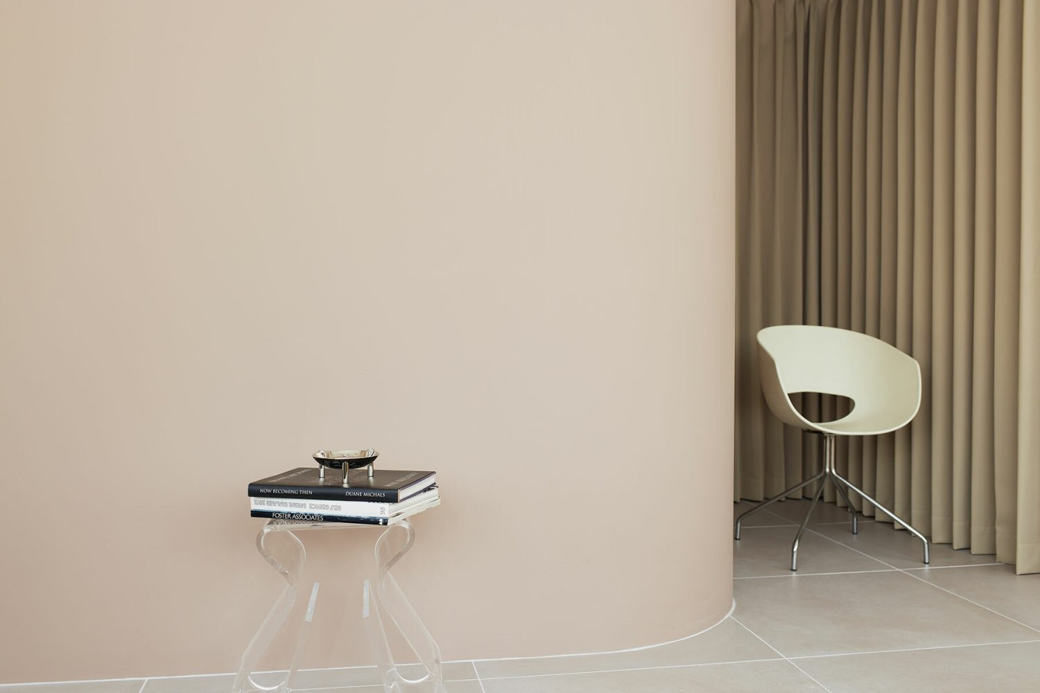 くすみカラーの曲線的な空間