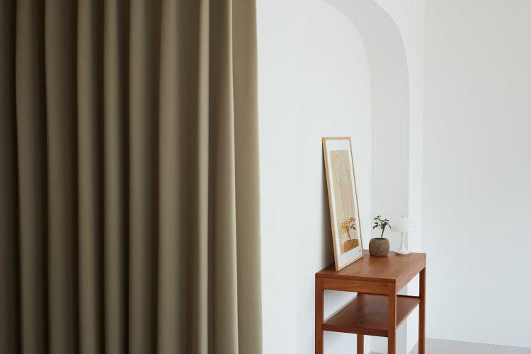 アーチ壁×カーテン