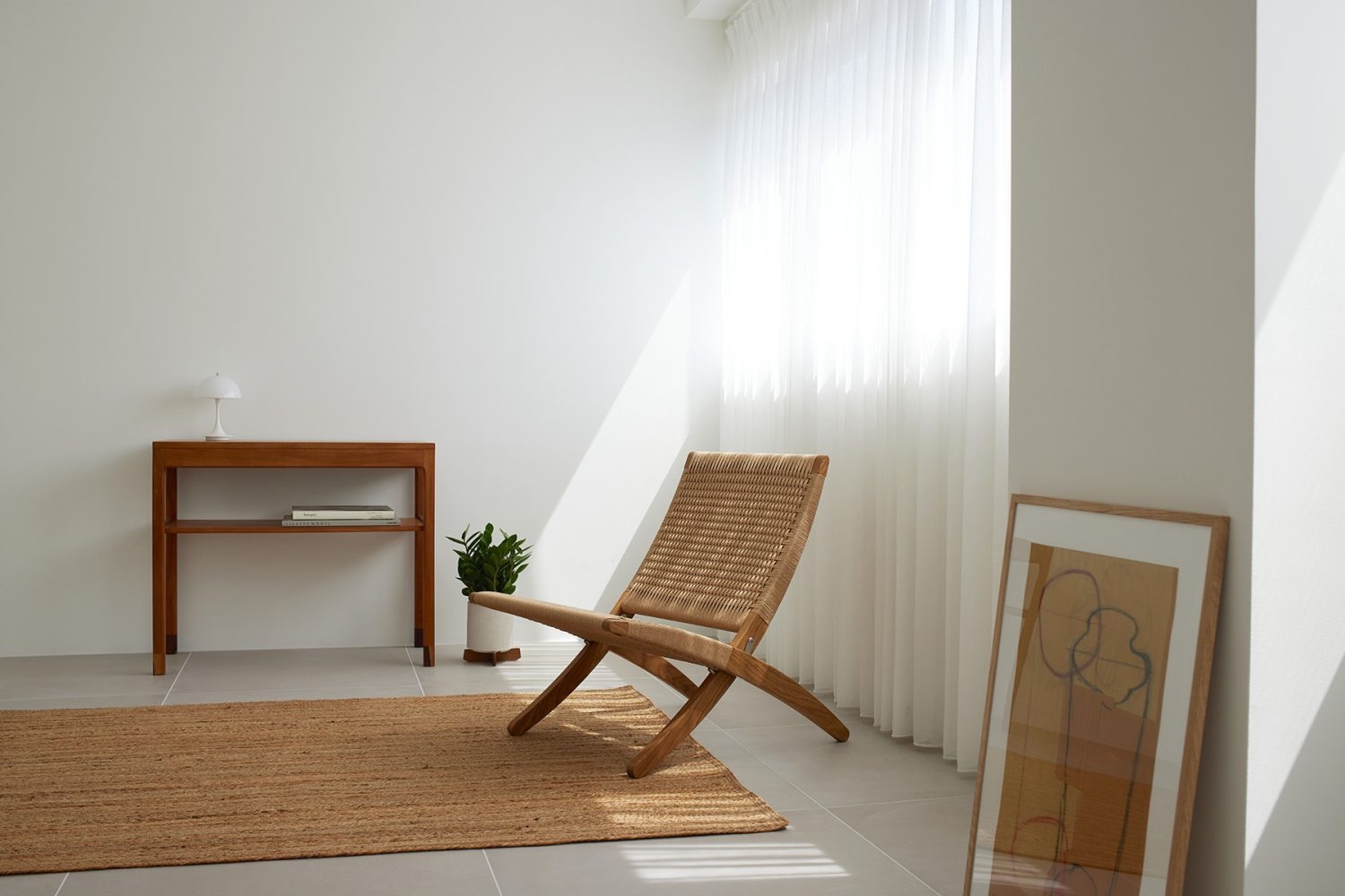 直射の入る白壁