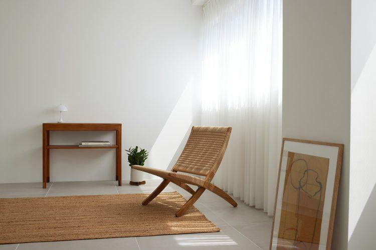 直射の入る白壁