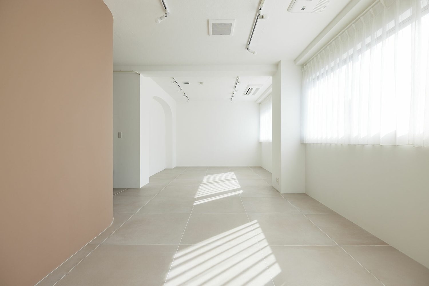 シンプルな白壁とアーチ壁