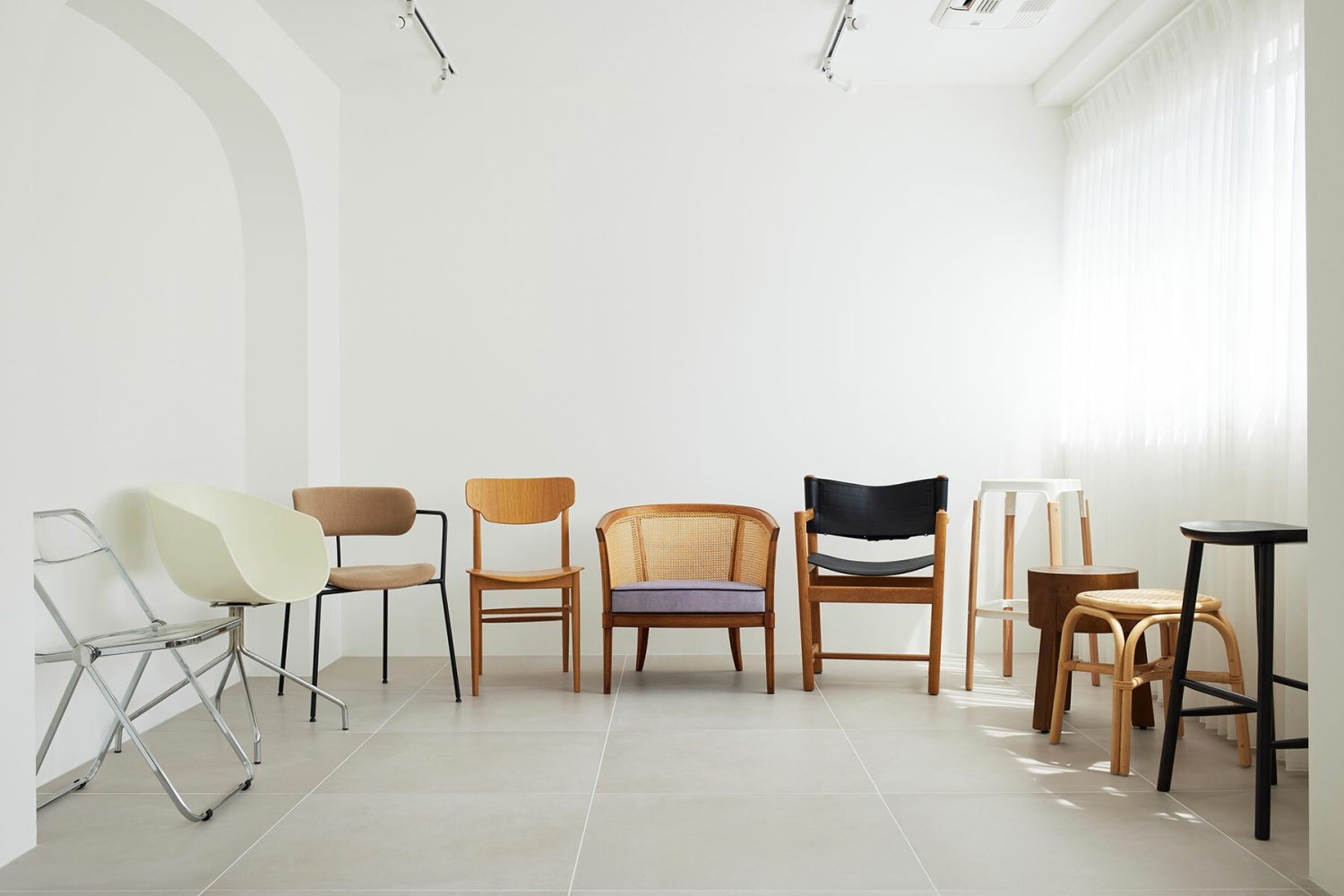 空間に合う多数のチェア